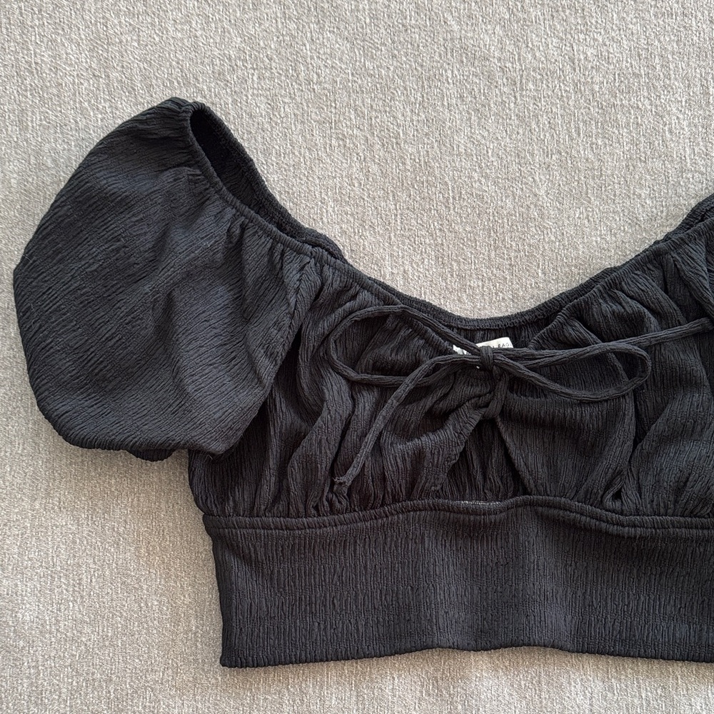 Black AE Women's Top w/puff Sleeves.